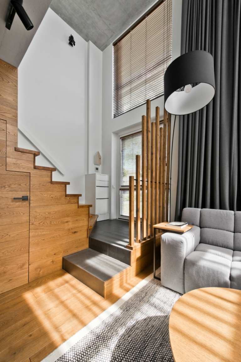 Skandinavisk stil i grå trappor mellanvägg trä remsor matta