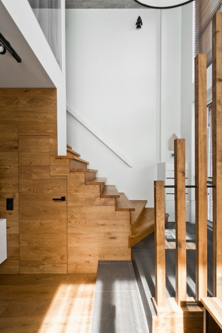 skandinavisk stil grå trä accenter steg design loft design idé