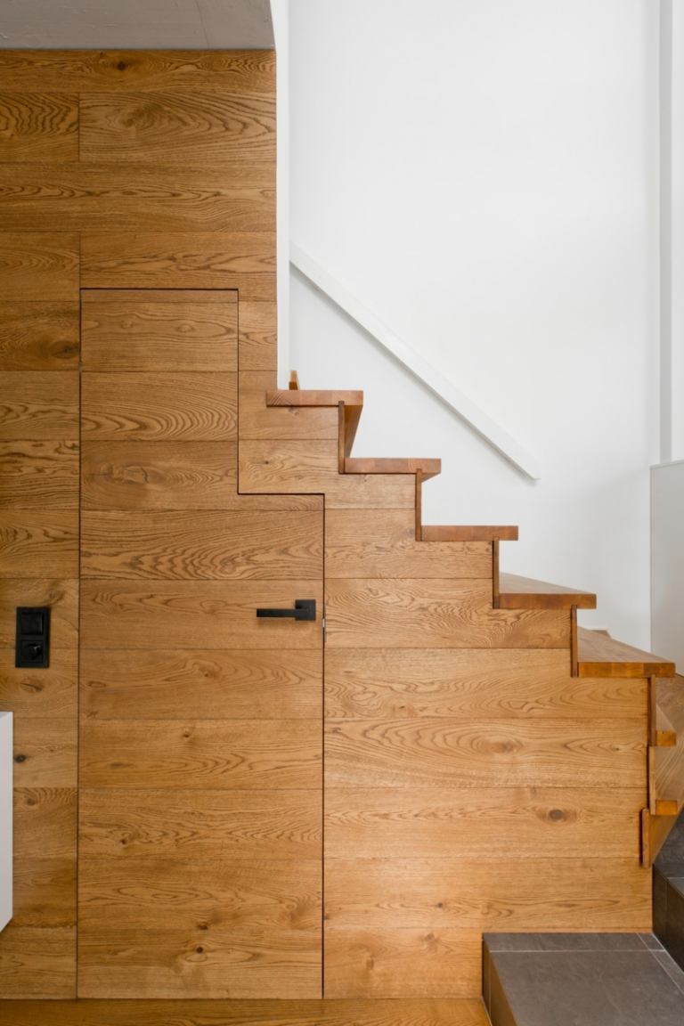 Skandinavisk stil grå trappkammardörr praktisk