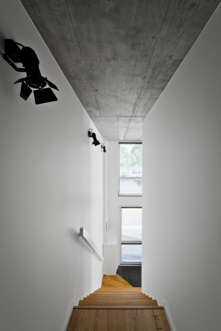 Skandinavisk stil grå hall trappor område vita väggar spotlights