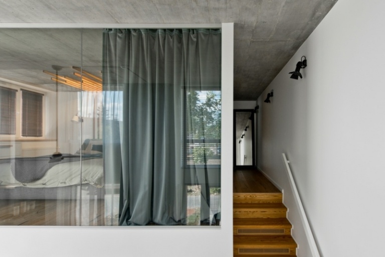 Skandinavisk stil grå väggdesign vit räcke hall slätt