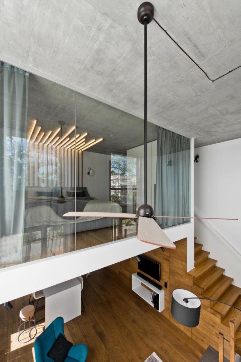 skandinavisk stil grå loft design hängande lampa trappor trä