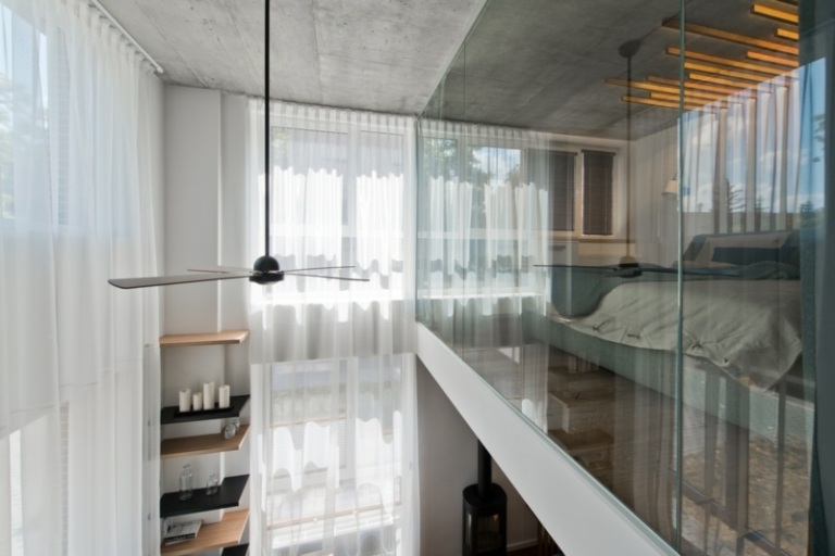 Skandinavisk stil grå högt i tak betonghylla loft lägenhet