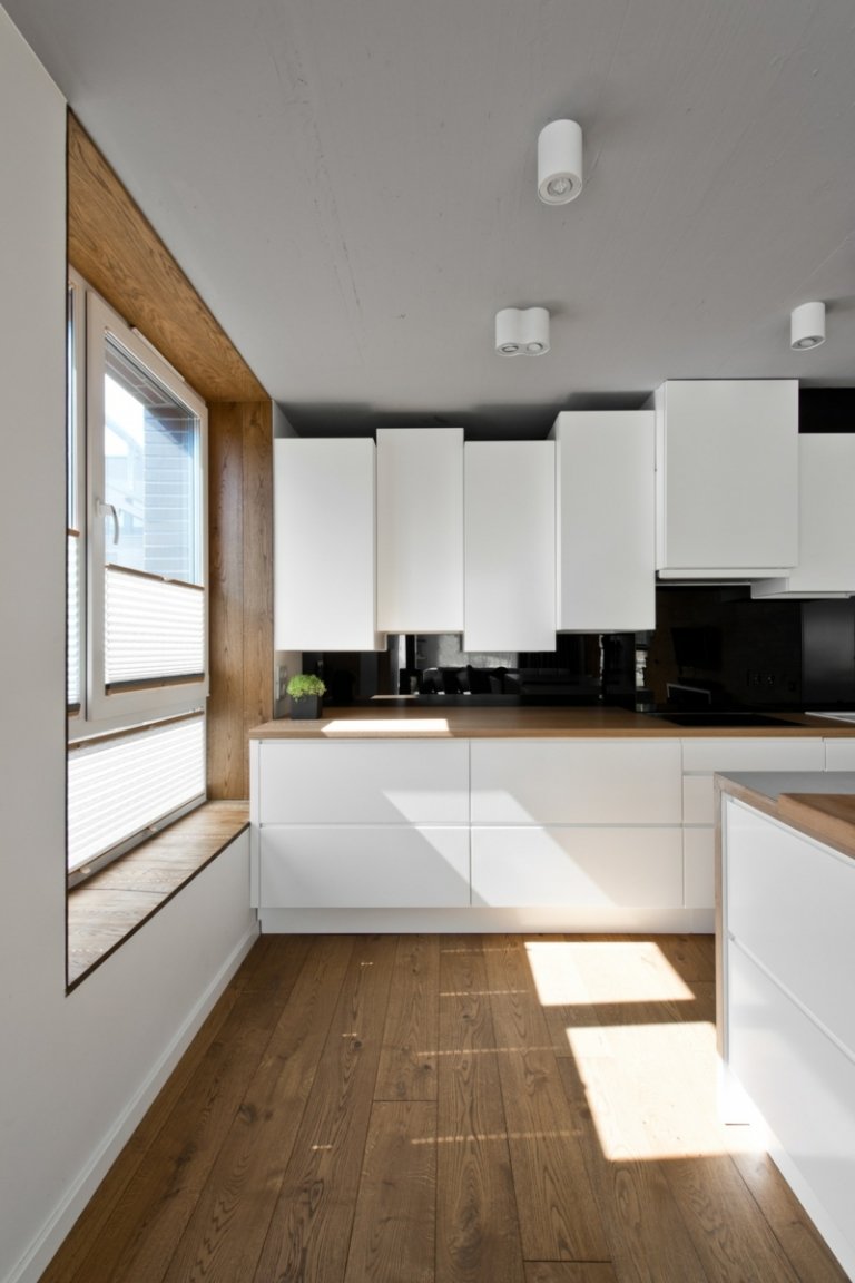 Grå köksskåp i skandinavisk stil vit parkett
