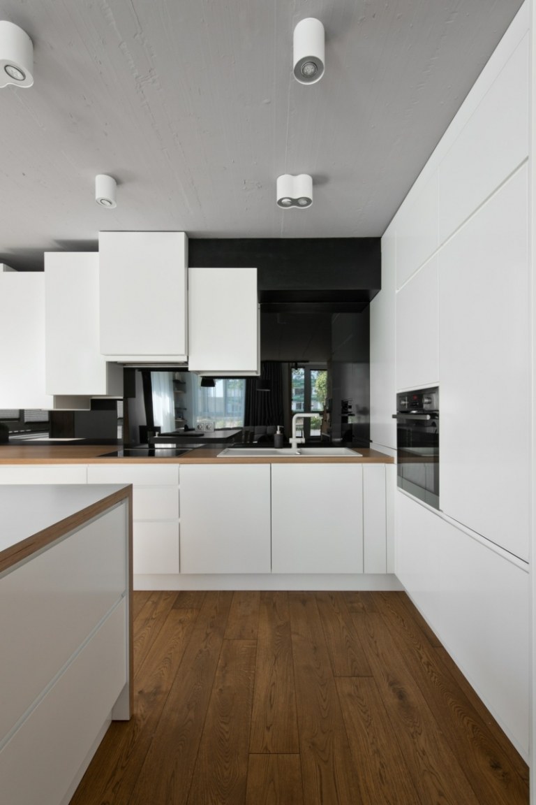 Skandinavisk stil grå kök högglansbetongtak vita skåp