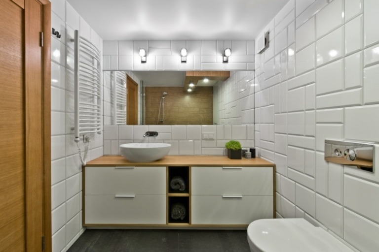 skandinavisk stil grå badrum vit kakel tvätt skåp spegel
