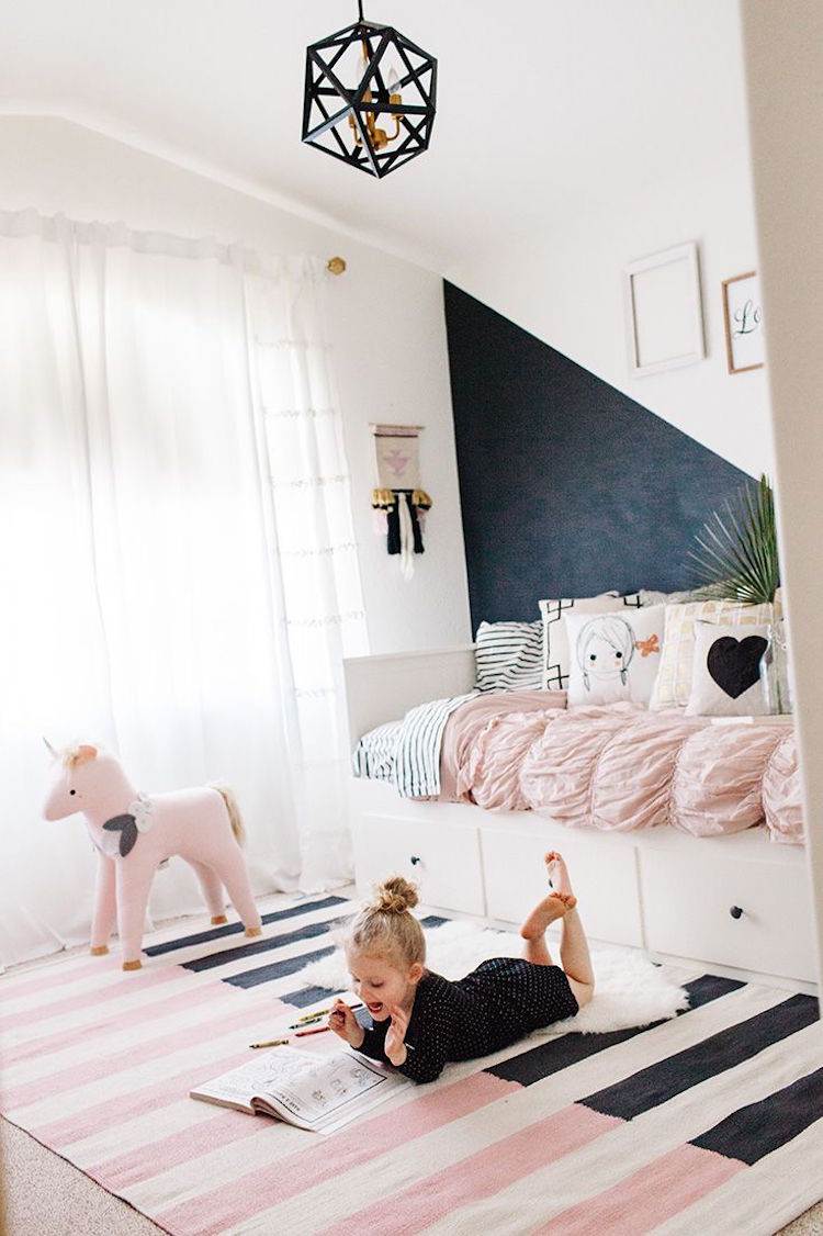 matta-skandinavisk-design-vävd-barnrum-rosa-vit-svart