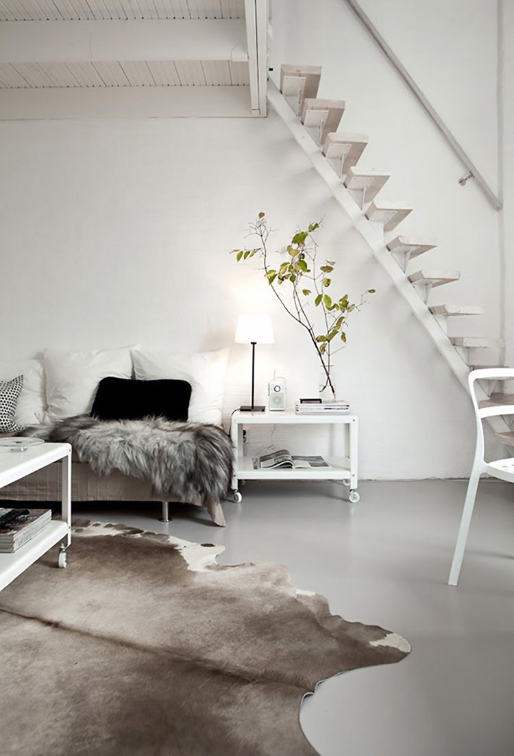kohudsmatta-skandinavisk-minimalistisk-inredning-soffa-vit-betonggolv