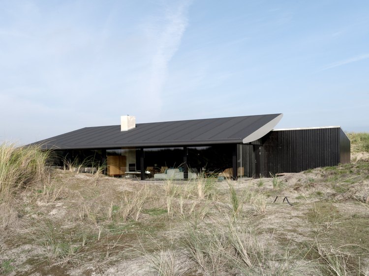 Modern villa Danmark mörkt trä fasad gaveltak