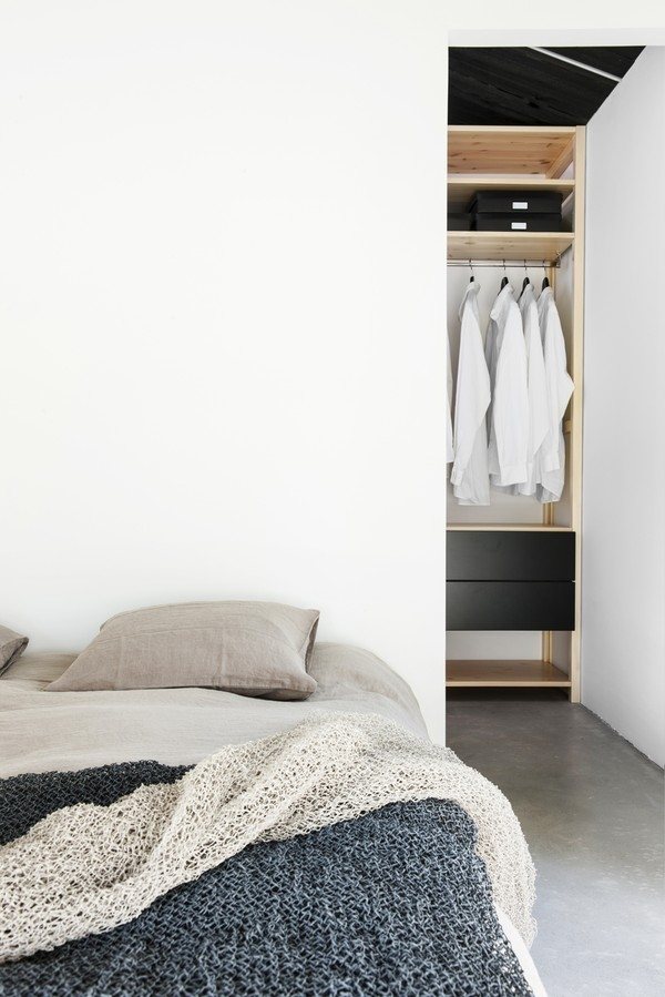 Maja lägenhet sovrum design inbyggd garderob skandinavisk
