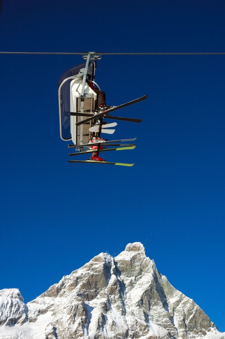 Skidåkare på stollift i zermatt schweiz maternahorn