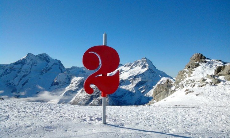 les deux alpes logga logotyp i snö med berg i bakgrunden