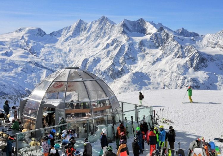 saas avgift i schweiz isbar skidåkare höga berg med snö