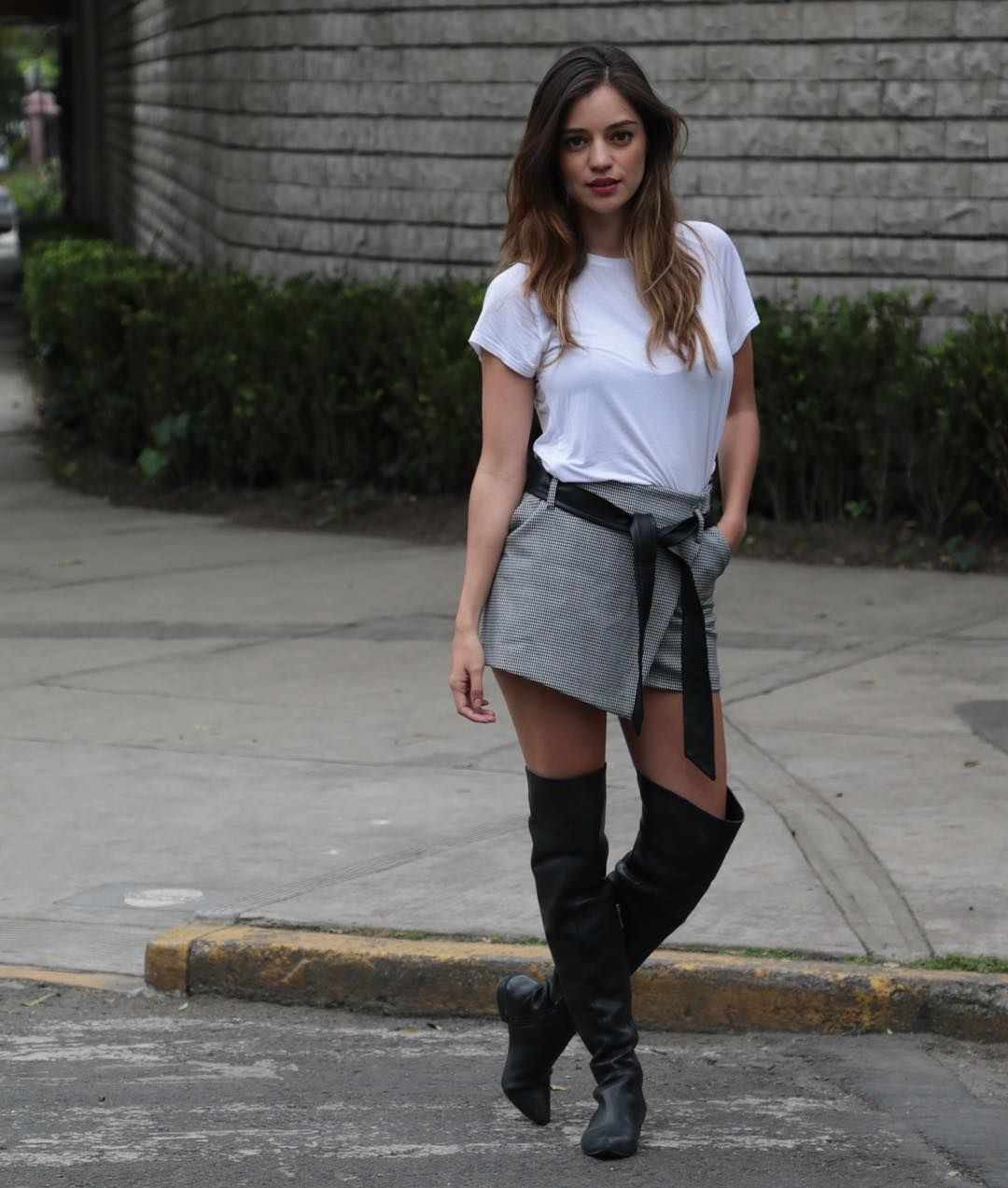 Skort Combine Over The Knee Boots T-Shirt Outfit Idéer Ombre Hair Brown