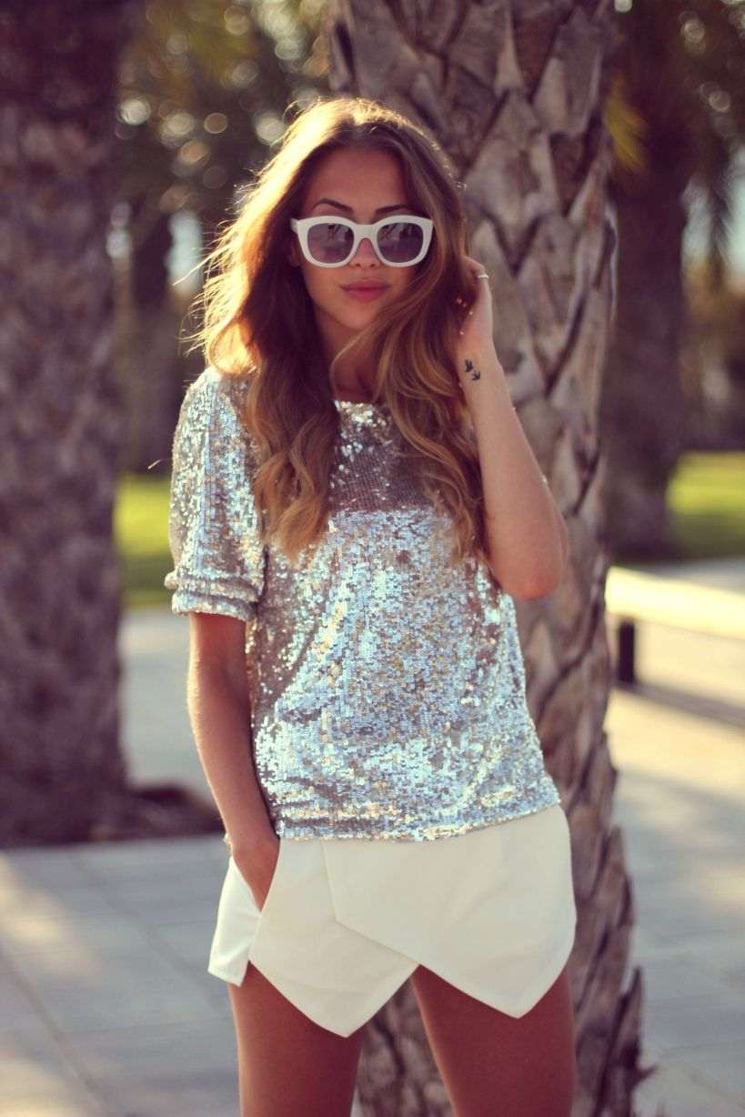 Skort kombinerar t-shirt med glittrande solglasögon sommar modetrender kvinnor