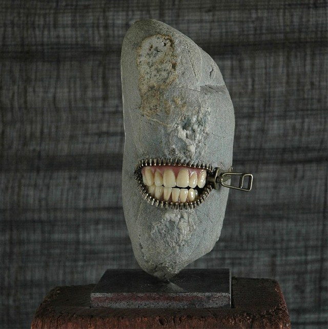sten långa stora tänder flin ito skulptur
