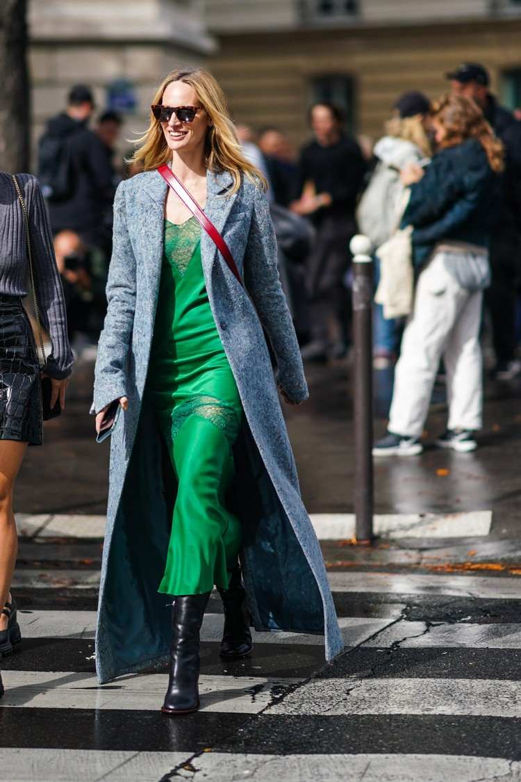 Sommarklänningar på vintern bär mode trender kvinnor satin klänningar slip klänning outfit idéer