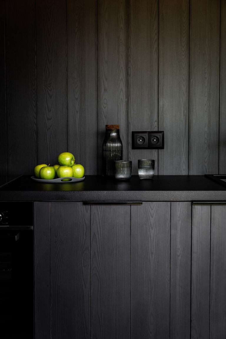 svart kök trä puristiska design accenter