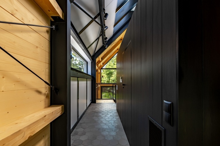 Hall design puristisk svart hall garderob trävägg