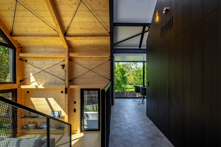 Hall design svart vägg klinkergolv