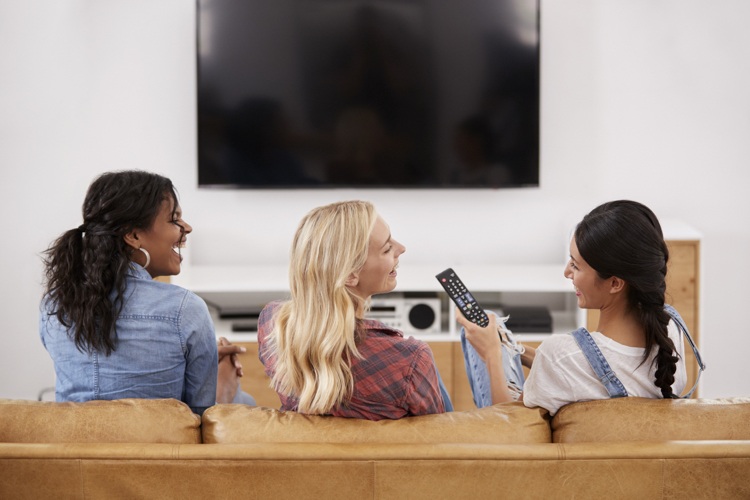 smart home -koncept tv -ljudsystemkontroll