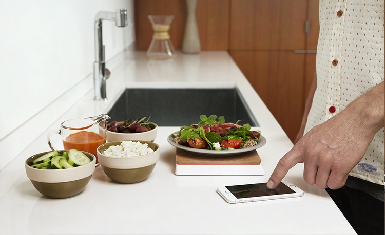 Smart köksutrustning gadget-mobil-app-anslutning-bänk-orange-kock
