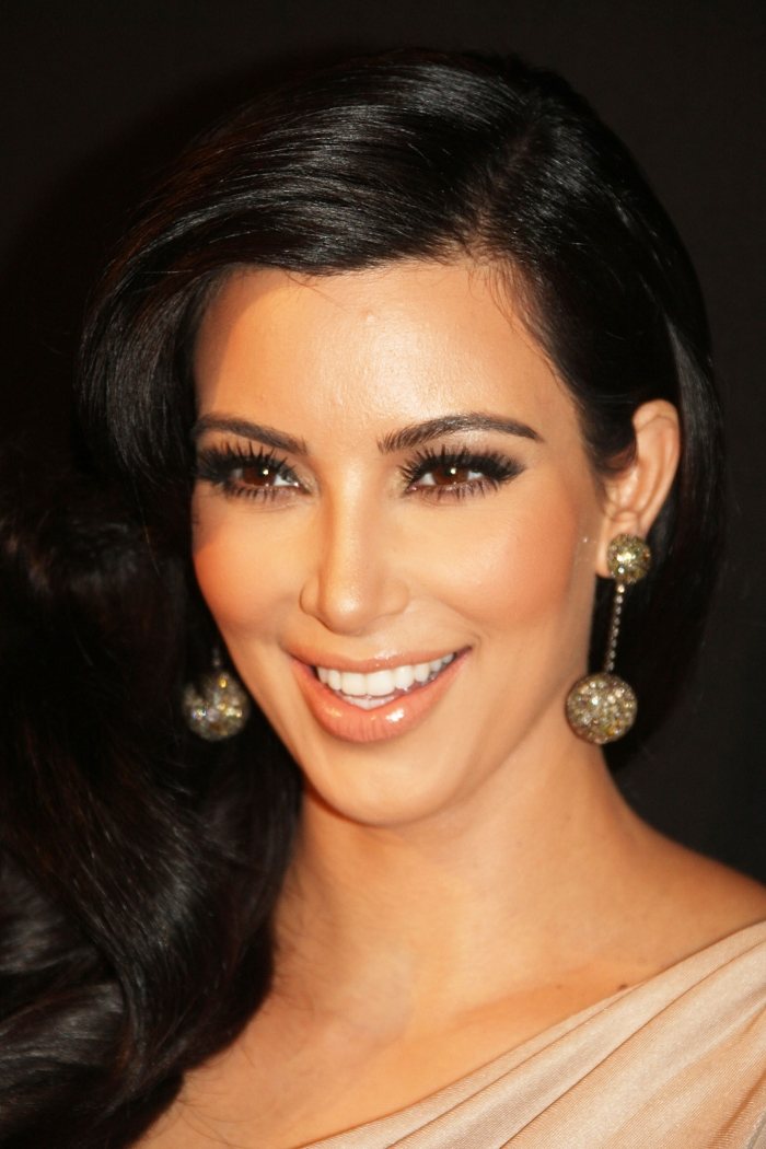 kim-kardashian-ögon-smink-rökiga-ögon-hudfärgade-läppstift