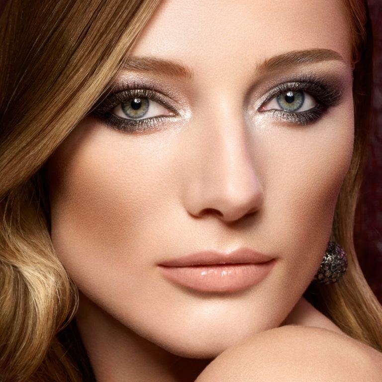 smokey-eye med guldskimrande blå-gröna-ögon-naken-look-läppar
