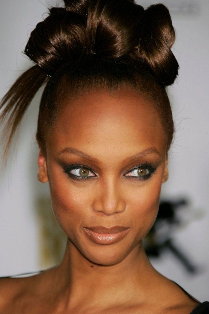 tyra-banker-rökiga-ögon-smink-gröna-ögon-läppstift-hudfärg
