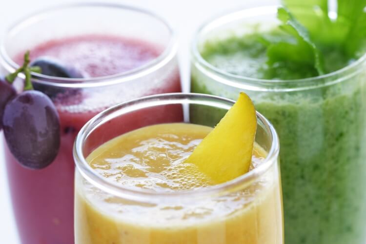 Smoothie recept med råa grönsaker som spenat och rödbetor