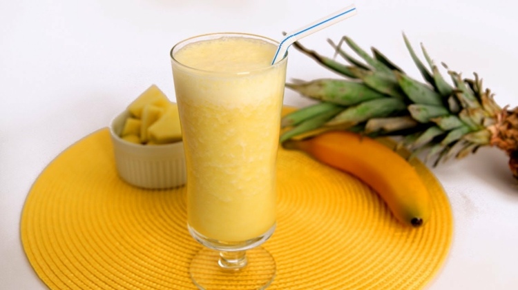 tropisk smoothie exotiska frukter ananas bananglas recept