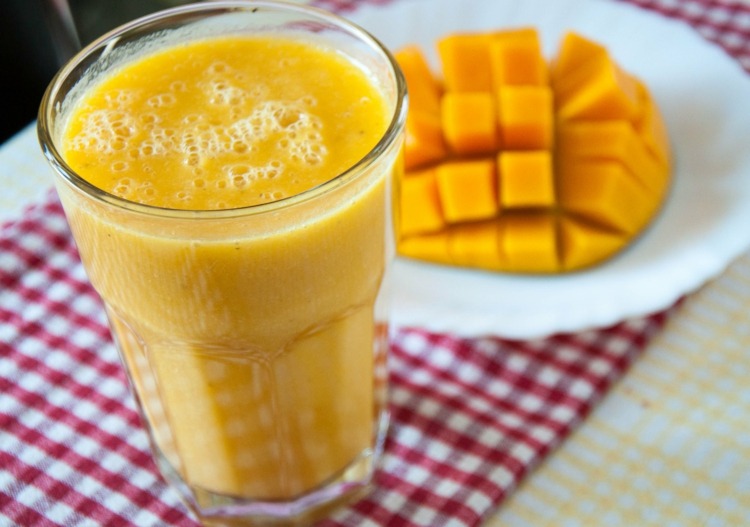 mangosmoothie recept gul fruktplatta tropisk