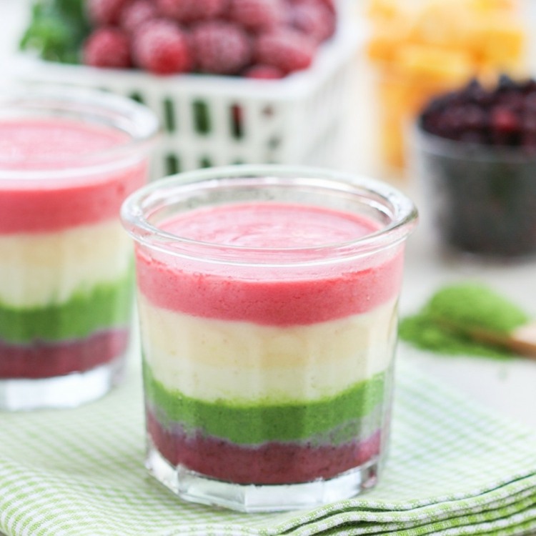 Gör din egen smoothie regnbåge-jordgubbe-banan-blåbär-kiwi