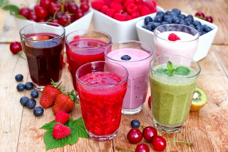 Gör din egen smoothie jordgubbe-körsbär-kiwi-mjölk