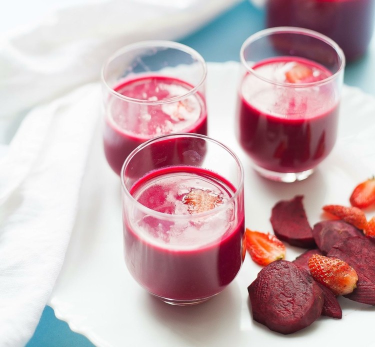 smoothie-gör-det-själv-rödbetor-morot-jordgubbe