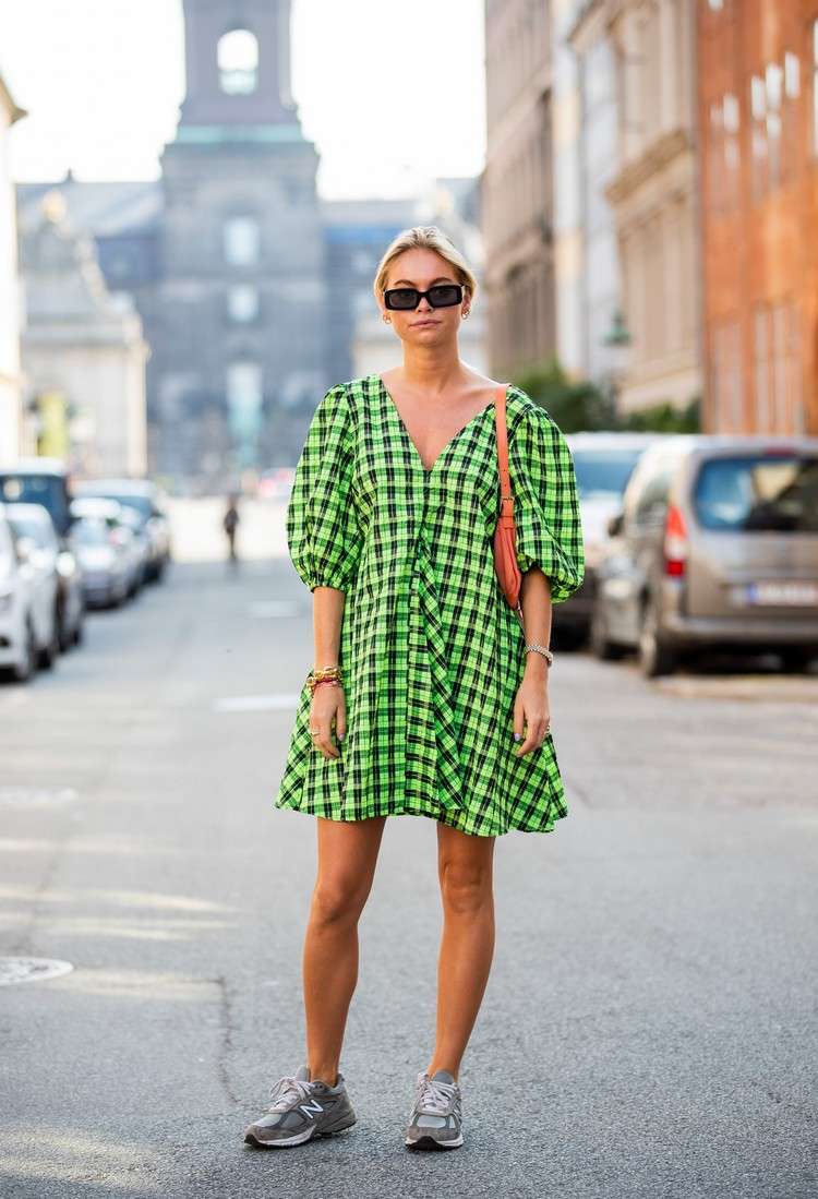 Puffärmad klänning i grönt med sneakers kombinerar sommarkläder