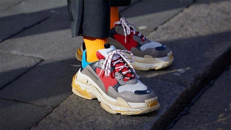 färgade chunky sneaker trender 2019 kombination av olika färgglada element