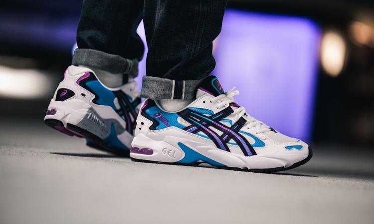 asics tiger gel kayano 5 som sneaker trender 2019 bär med upprullade jeans