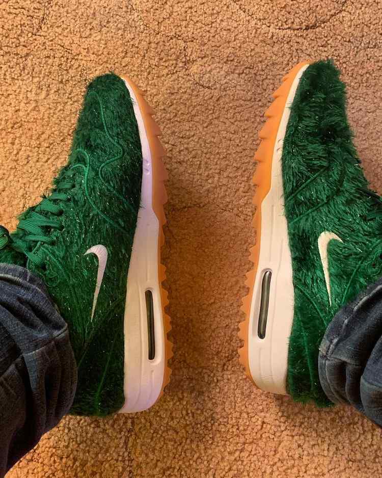golfgräs nike air max 1 modell med lurvigt tyg och gummisula i grönt