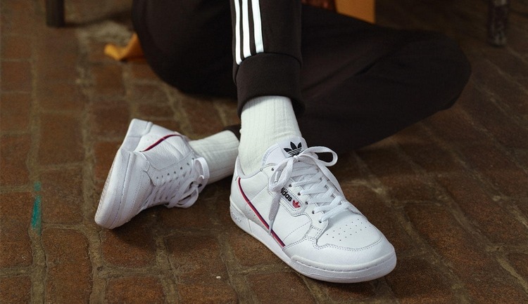 sneaker trender 2019 för män retro adidas original i vitt kombinerat med snören och sportbyxor