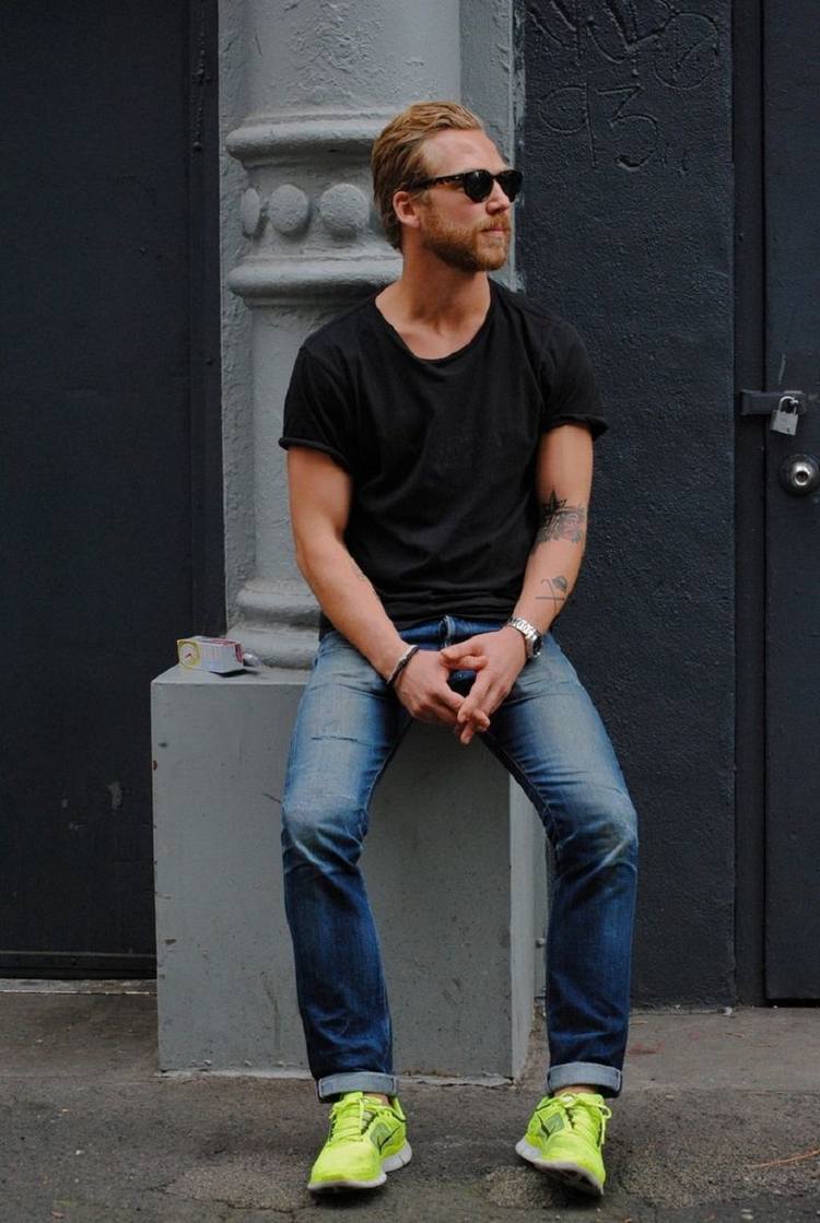 gula neonfärgade sneakertrender 2019 bär med jeans och en t-shirt som vardagsmode