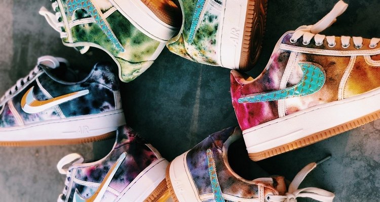 joey-hamilton-tie-dye-modeller-för-nike-air-force-1-by-travis-scott