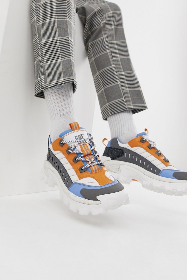 pappas sneakers från caterpillar i en ljus färgkombination med rutiga byxor