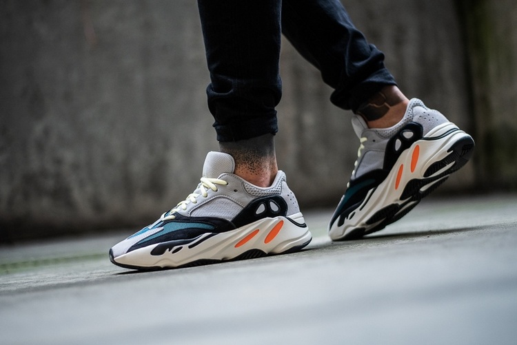 Yeezy boost wave -löpare från 90 -talet med orange och blåa element