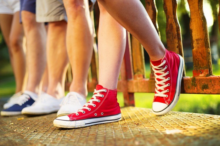 Retro sneakers trender Converse kombinerar sommartrendrömmar kvinnor