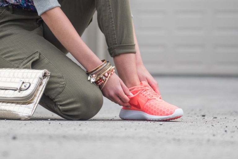 Sneakers-trend-rosa-färg-modell-Nike-Zenji