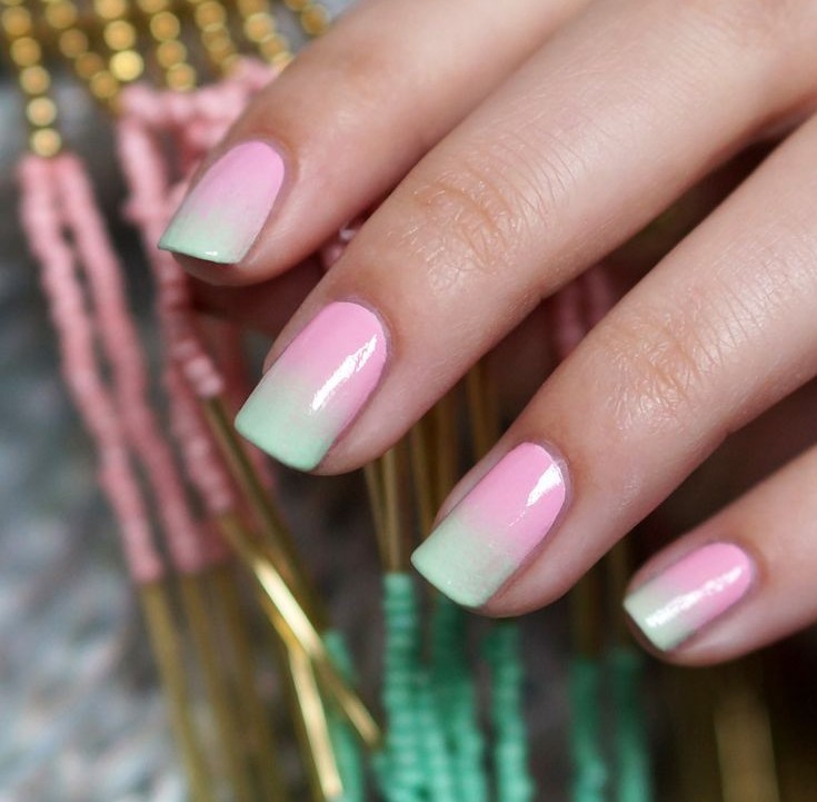 Designa dina egna ombre naglar rosa-mintgrön kombination
