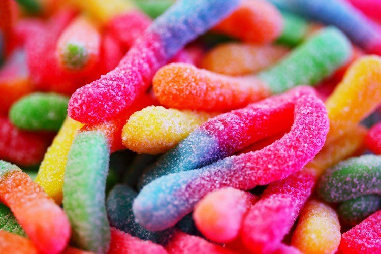 90-talets fest-mat-färgglada-frukt-gelé-ormar