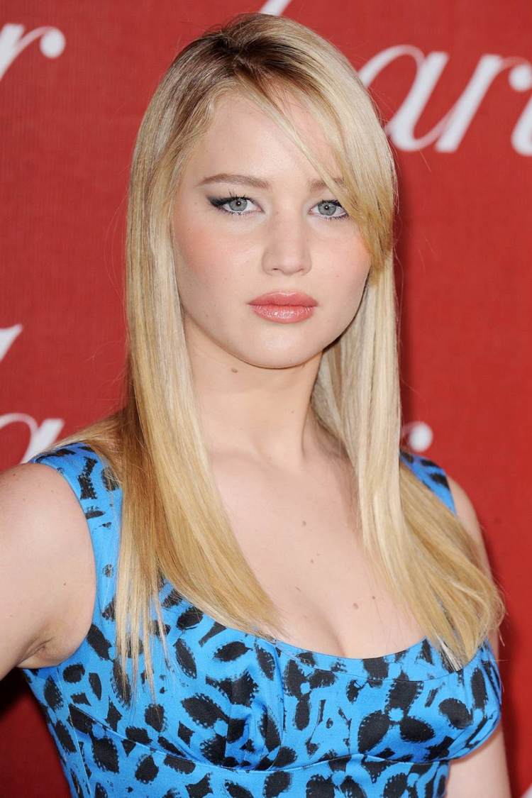 Jennifer Lawrence långt hår blont med avfasade lugg till kindbenen 2011