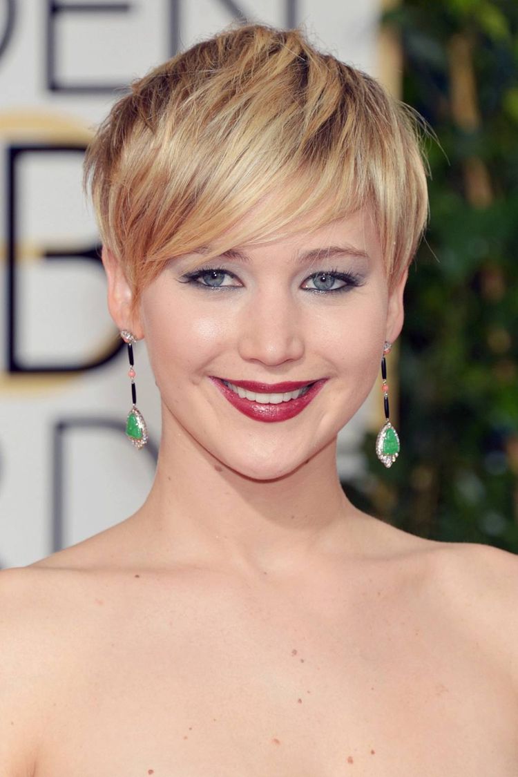 Jennifer Lawrence kort frisyr 2014 pixie med sned lugg